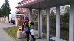 Trwa akcja dezynfekcji wiat przystankowych